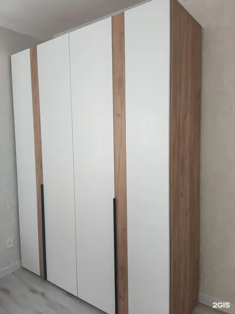 Трёхдверный шкаф с белыми фасадами и ореховой боковиной